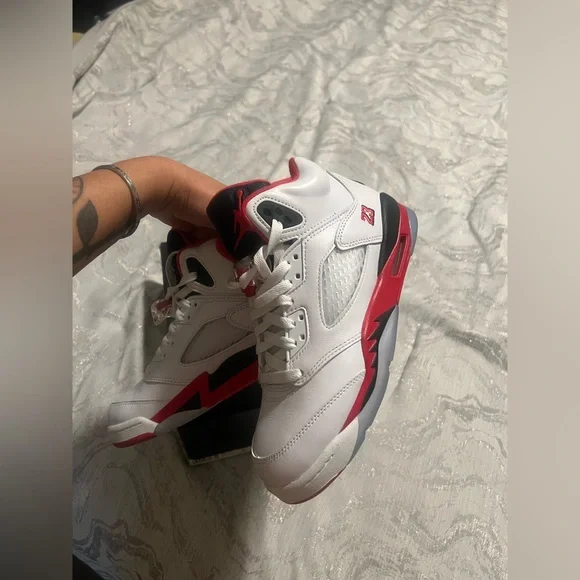 Air Jordan 5 Retro Fire Red 2025 - Picture 3 of 5